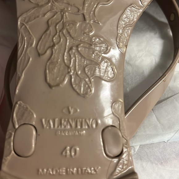 Rockstud PVC Flat Thong Sandal. Shoe bag and original box. Like new condition - Picture 5 of 10